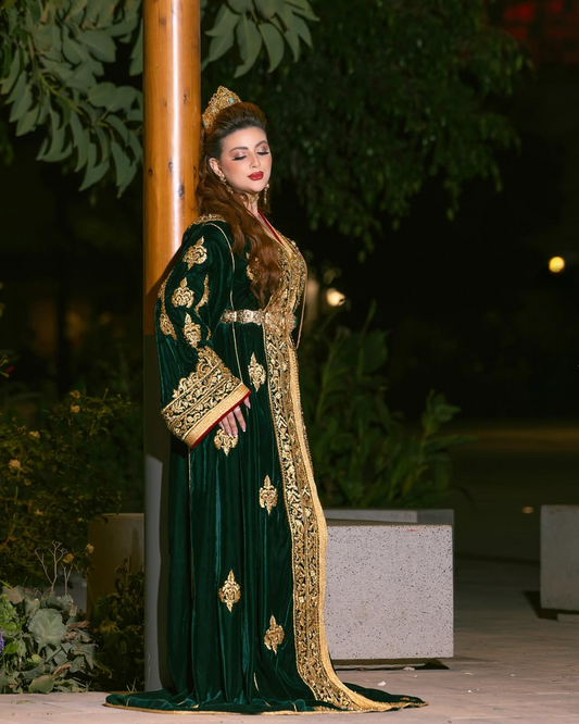 Caftan en velours de soie vert, brodé et perlé à la main