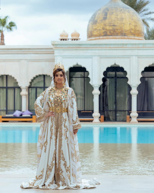 Caftan en crêpe de soie blanc, brodé et perlé à la main