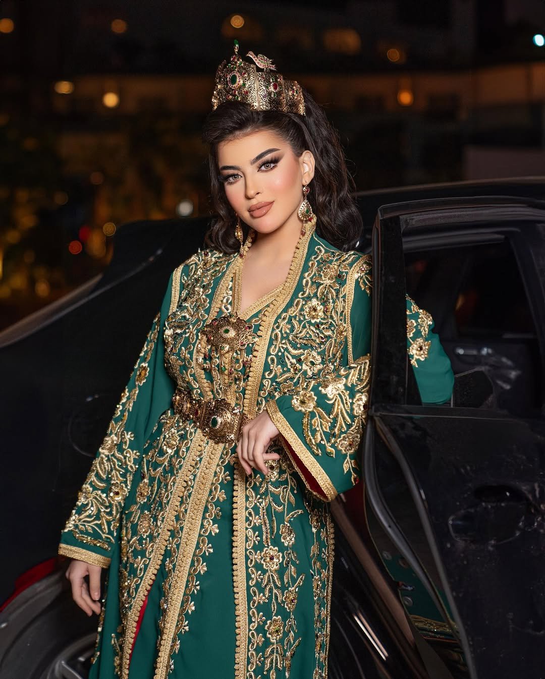 Caftan Glamour Découvrez l'élégance intemporelle du caftan henna, une pièce traditionnelle marocaine magnifiquement ornée. Nos caftans en henna allient beauté et tradition pour des moments inoubliables. Explorez notre collection unique aujourd'hui !