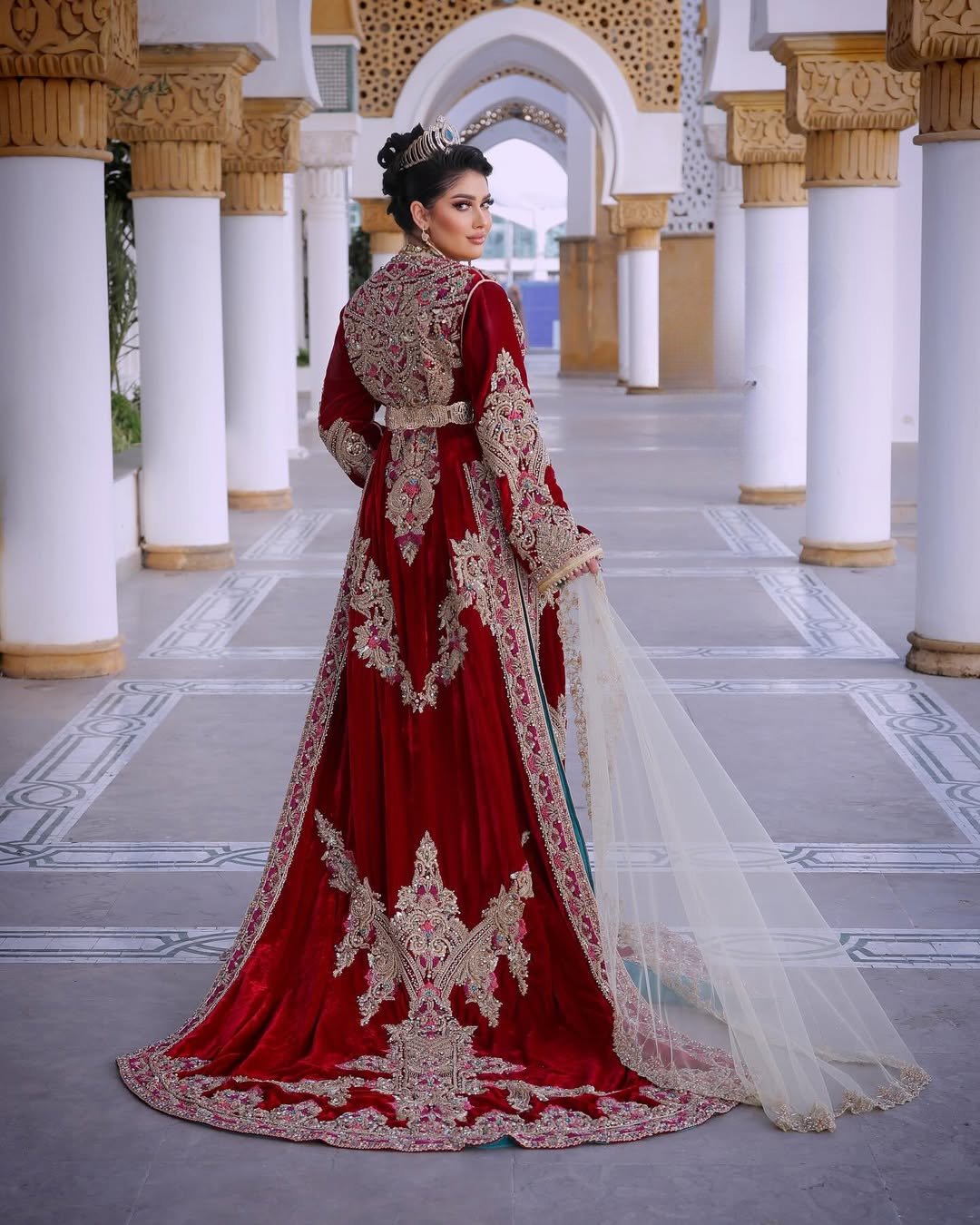 Caftan Glamour Découvrez l'élégance intemporelle du caftan henna, une pièce traditionnelle marocaine magnifiquement ornée. Nos caftans en henna allient beauté et tradition pour des moments inoubliables. Explorez notre collection unique aujourd'hui !