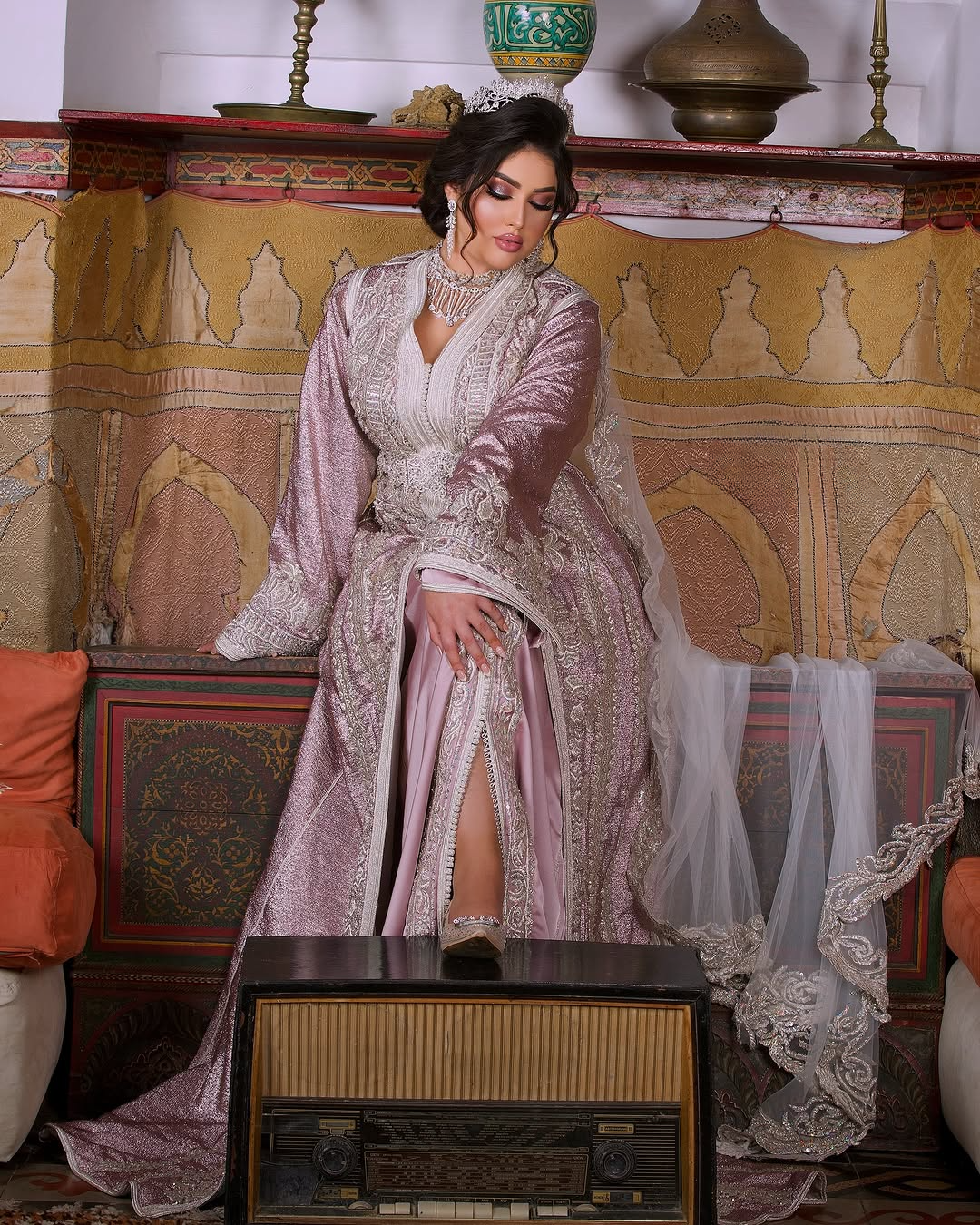 Caftan Glamour Découvrez l'élégance intemporelle du caftan henna, une pièce traditionnelle marocaine magnifiquement ornée. Nos caftans en henna allient beauté et tradition pour des moments inoubliables. Explorez notre collection unique aujourd'hui !