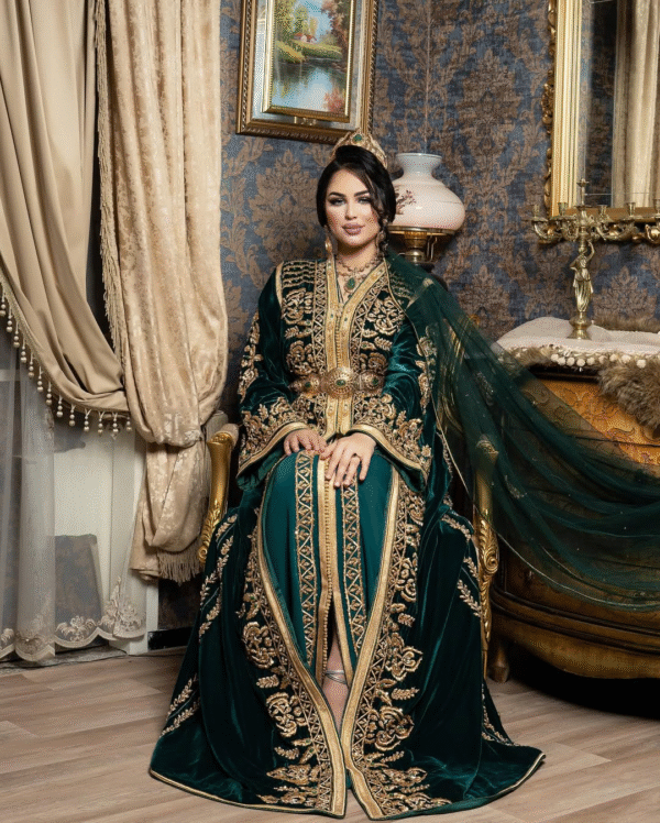 Caftan Glamour Découvrez l'élégance intemporelle du caftan henna, une pièce traditionnelle marocaine magnifiquement ornée. Nos caftans en henna allient beauté et tradition pour des moments inoubliables. Explorez notre collection unique aujourd'hui !