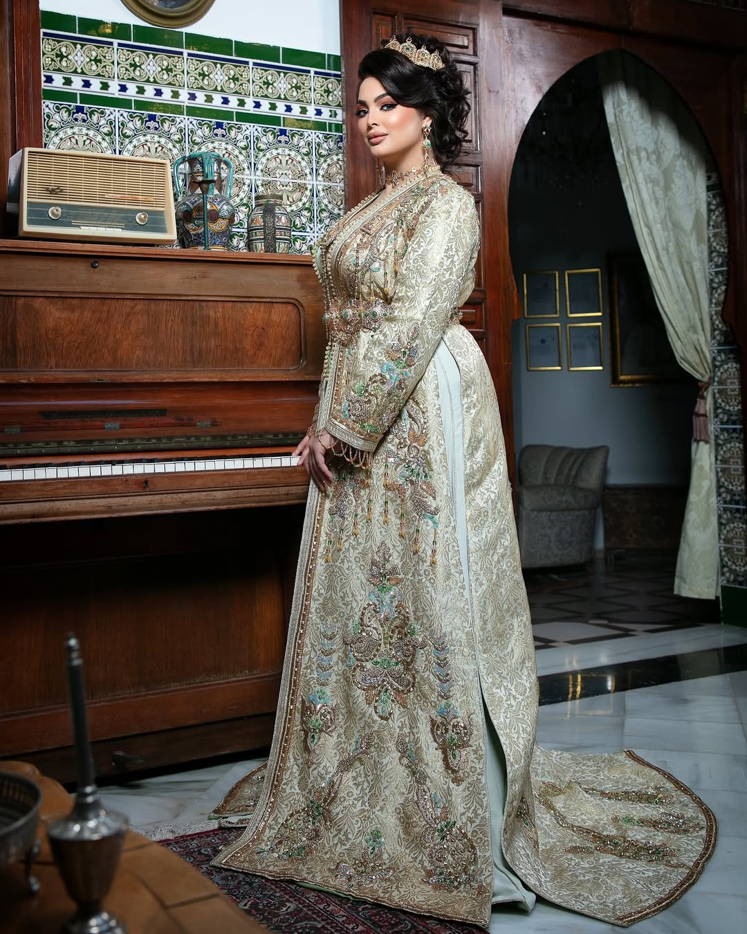 Caftan Glamour Découvrez l'élégance intemporelle du caftan henna, une pièce traditionnelle marocaine magnifiquement ornée. Nos caftans en henna allient beauté et tradition pour des moments inoubliables. Explorez notre collection unique aujourd'hui !