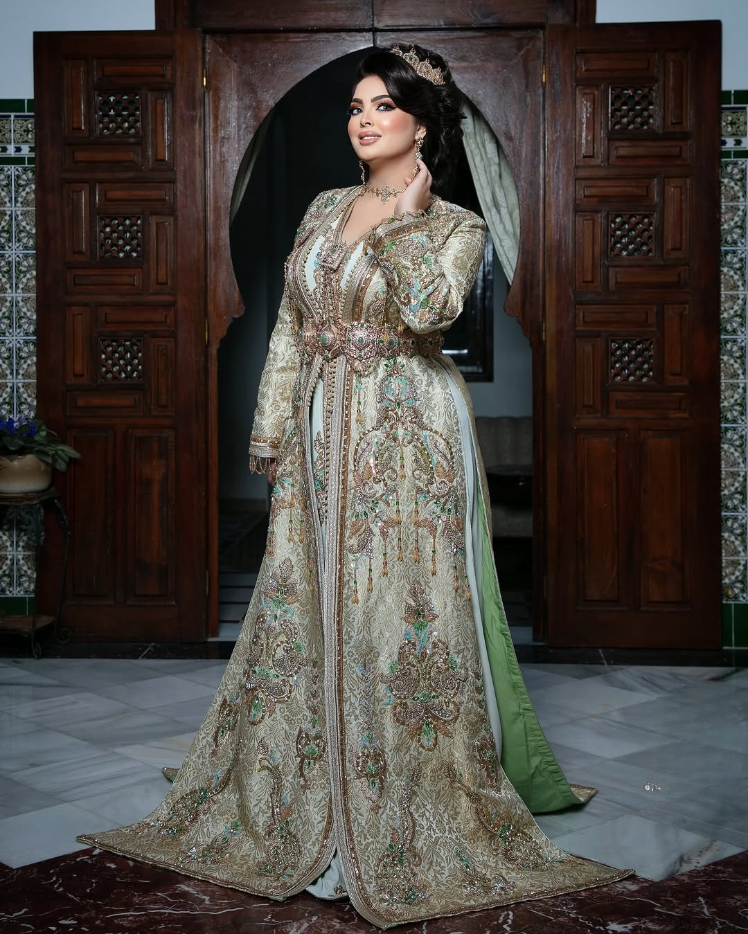 Caftan Glamour Découvrez l'élégance intemporelle du caftan henna, une pièce traditionnelle marocaine magnifiquement ornée. Nos caftans en henna allient beauté et tradition pour des moments inoubliables. Explorez notre collection unique aujourd'hui !