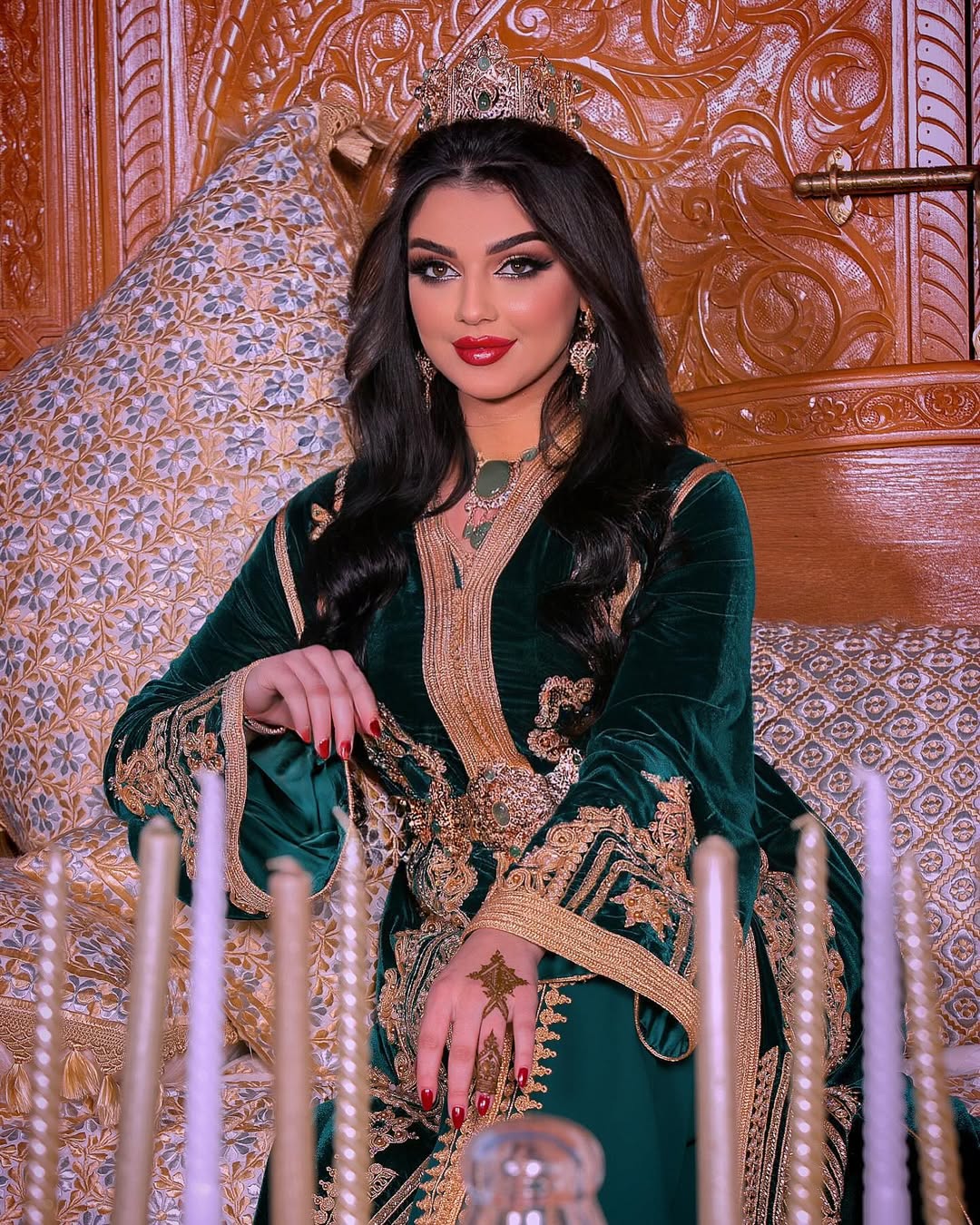 Caftan Glamour Découvrez l'élégance intemporelle du caftan henna, une pièce traditionnelle marocaine magnifiquement ornée. Nos caftans en henna allient beauté et tradition pour des moments inoubliables. Explorez notre collection unique aujourd'hui !